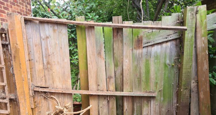 Fence panel repair in London replacing damaged panels